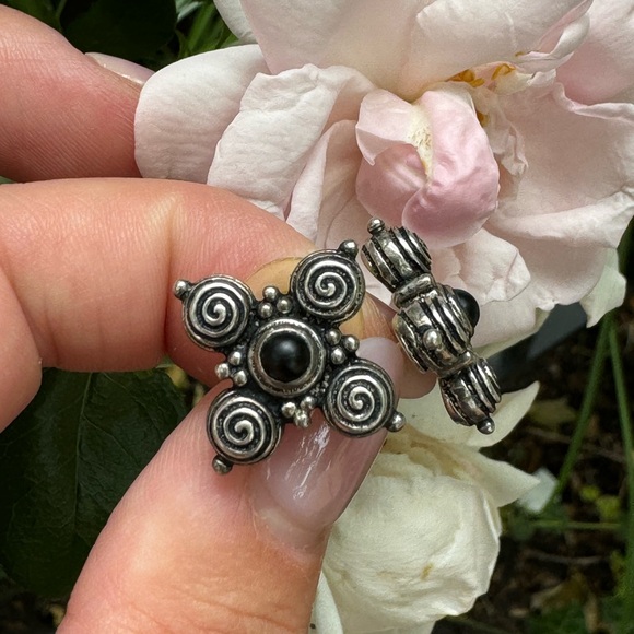 Caroline Ballou 925 Sterling silver and 18K yellow gold posts with onyx earrings - Picture 7 of 14